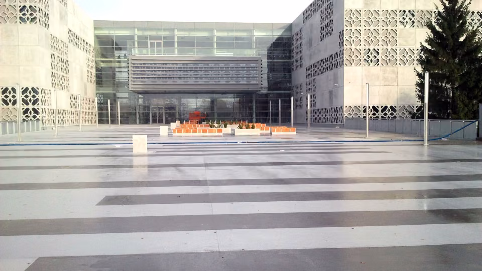 Coating solutions for floor surfaces in outdoor areas