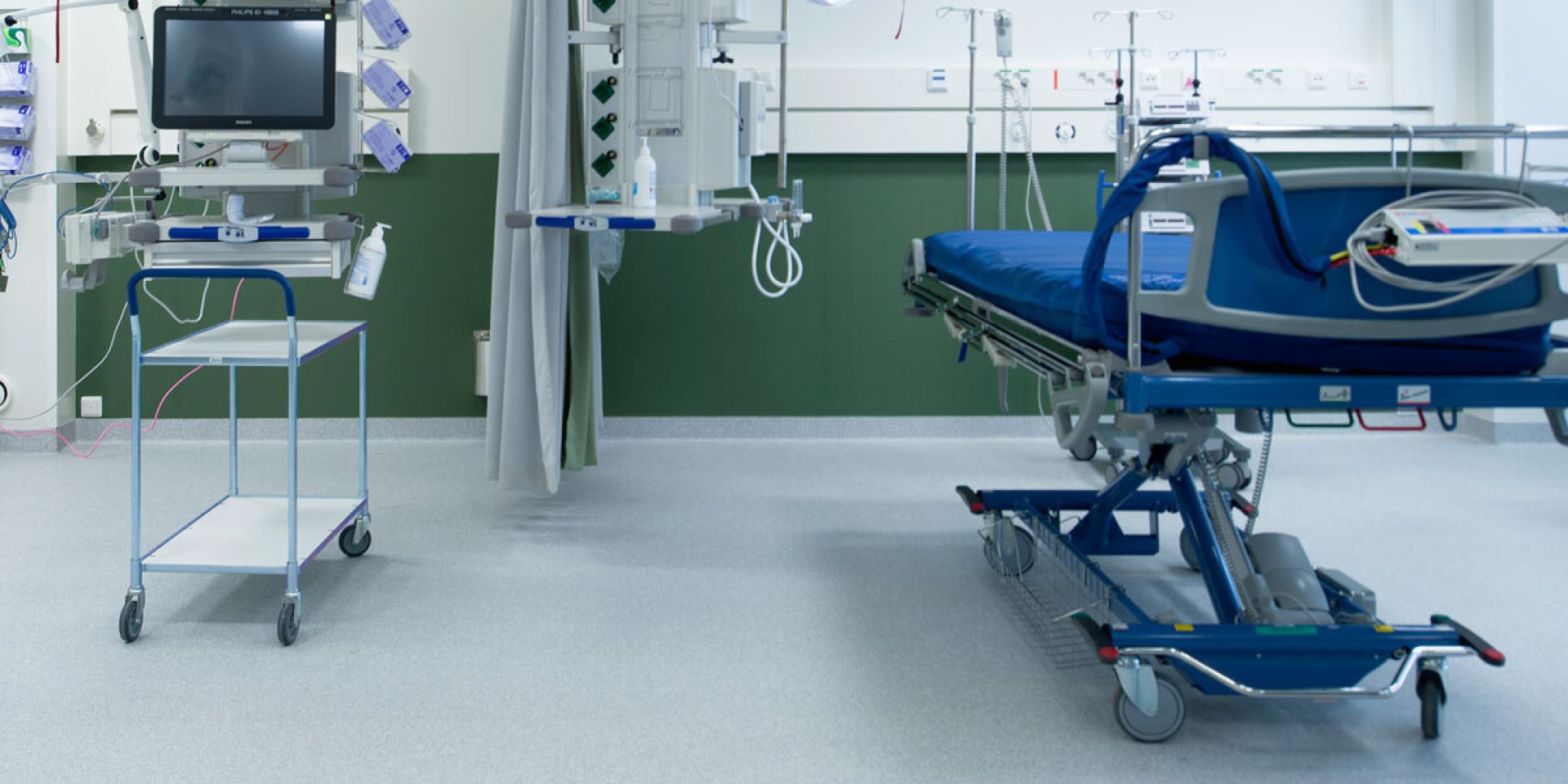 Coating solutions for floors in healthcare facilities and pharmaceutical premises
