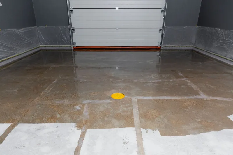 Priming of the garage floor
